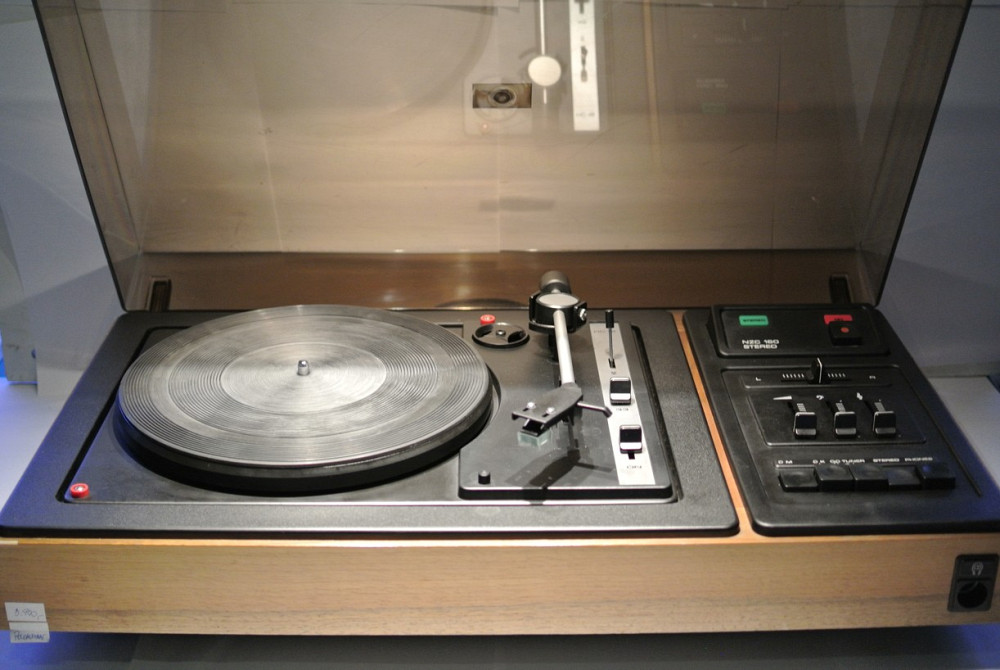 Tourne-disque Vintage Tesla NZC-130 - Pour Pièces / À Restaurer - Collection