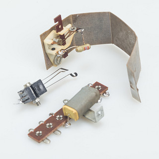 Philips - GC 008 zkratovač a konektor zdroje